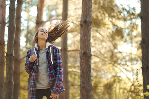 Κίνηση πορτρέτο casual hipster γυναίκα στο δάσος με φέρουν μακριά μαλλιά. — Φωτογραφία Αρχείου