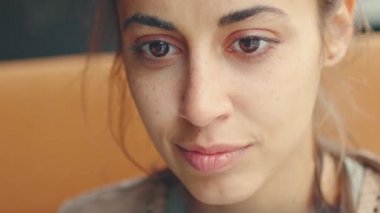 Laptop ekranına bakan düşünceli, endişeli Latin kadının yakın plan yüzü.