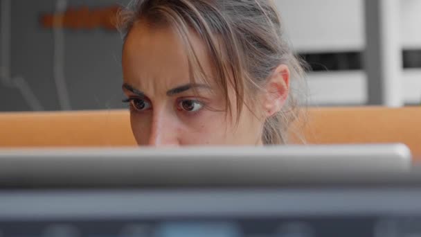 Mujer científica o asistente de laboratorio preocupada mira atenta e intensamente al monitor — Vídeo de stock