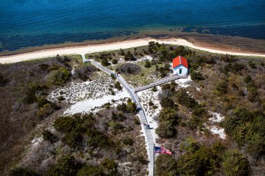 Ateş Adası, NY - Nisan 2012: Fire Island Deniz Feneri 'nden görüntü. Körfezin güzel manzarası. Bahar geldi. Parlak güneşli bir gün. Peyzaj