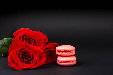 Sevgililer Günü Arkaplanı. Kırmızı güller ve siyah sanat kağıdına Fransız pastırması. Dikey. Kapatın. Metin için Boşluğu Kopyala. 