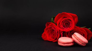 Sevgililer Günü Arkaplanı. Kırmızı güller ve siyah sanat kağıdına Fransız pastırması. Dikey. Kapatın. Metin için Boşluğu Kopyala. 