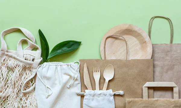 Zestaw Eco Bawełnianymi Torbami Opakowanie Papierowe Zielonymi Liśćmi Naczynia Recyklingu — Zdjęcie stockowe