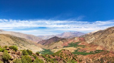 Renkli dağ manzarası. Fas 'ta. Güneşli bir gün, bulutlu mavi bir gökyüzü. Panorama. 