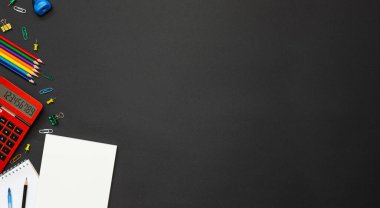 Okul konseptine geri dönelim. Okul malzemeleri siyah arka planda. Üst Manzara. Metnin için alanı kopyala. Düz yatıyordu. Banne.