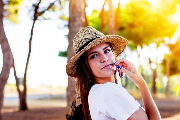 Портрет Молодої Дівчини Червоною Сорочкою Восени — стокове фото