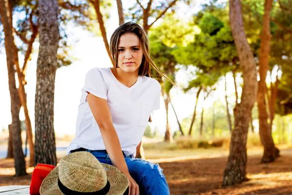 Joven Sentado Mesa Picnic Naturaleza Día Otoño — Foto de Stock