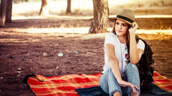 若いです女性とともに帽子でピクニック秋の日 — ストック写真