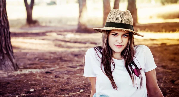 秋に帽子をかぶった若い女の子 — ストック写真