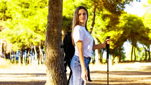 Mujer Joven Caminando Bosque Con Bastones Senderismo — Foto de Stock