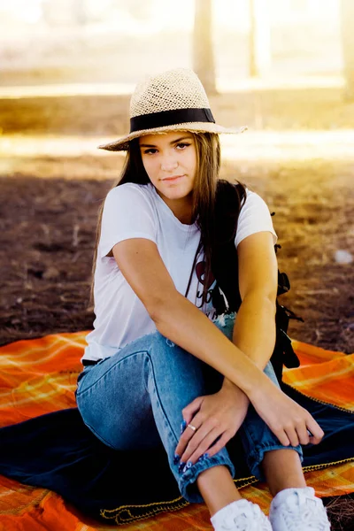 Imagen Sonrisa Mujer Joven Con Sombrero Sentado Una Manta Cuadros — Foto de Stock