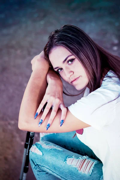 Retrato Niña Pensativa Jeans Camiseta Blanca — Foto de Stock