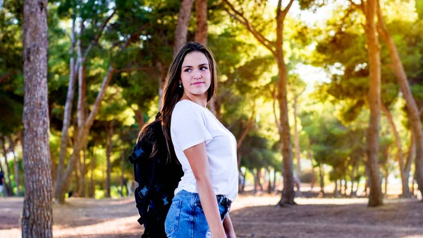 Mujer Joven Montaña Con Sombrero Senderismo Mochila — Foto de Stock