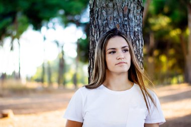 Parktaki genç bir kadının portresi.