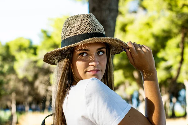 Retrato Uma Jovem Sorridente Parque — Fotografia de Stock