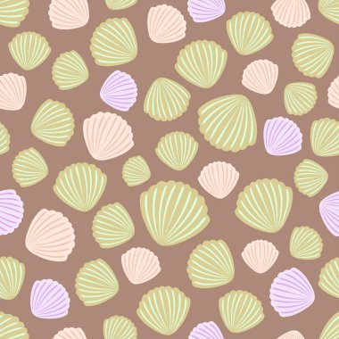 Bej arka planda renkli düz deniz kabukları. Kusursuz deniz altı yaz şablonu. Paketleme ve tekstil için uygun.
