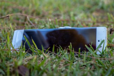 Çimlerin üzerinde cep telefonu
