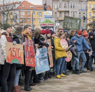 Szczecin, Polonya - 15 Mart 2019: İklim hareketsizlik İklim için grev sırasında protesto öğrenci--dan Polonez ya.
