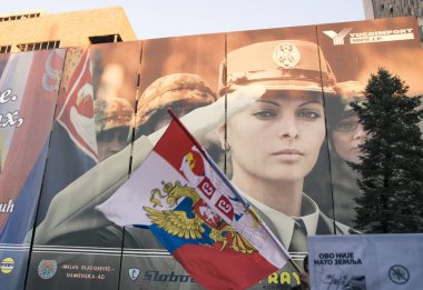 Belgrad, Sırbistan-24 Mart 2019: Allied Force operasyonu 20. yıldönümü vesilesiyle gösteri. 24 Mart 1999, NATO kuvvetleri Belgrad 'ı bombaladım. Siviller öldürüldü.