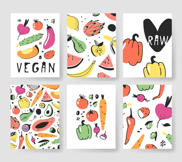 手描きの果物と野菜カードのセットです。ベクトル芸術的料理。ビーガン ビート、キュウリ、ナス、トマト、ジャガイモ、ピーマン、ニンジン、梨、りんご、スイカを描画 — ストックベクタ