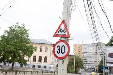 Direkteki trafik işaretleri. Hız limiti ve çocukların ilgisi için. Romanya 'da. Yüksek kalite fotoğraf