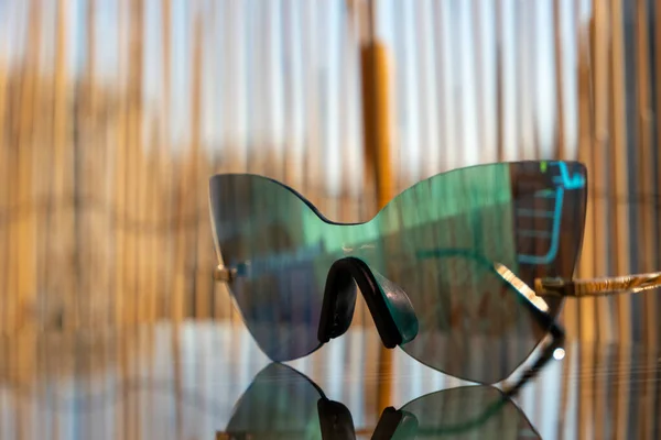 Крупный план съемки солнцезащитные очки кошачьи глаза модели, специальный дизайн. В солнечный день летом — стоковое фото