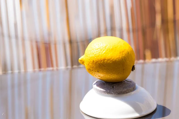 A yellow on table in a sunny day close up. Selective focus — Stock Photo, Image