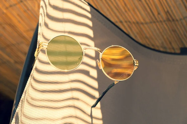 Vintage steampunk modelo de óculos de sol com lente redonda em um dia ensolarado closeup. Foco seletivo — Fotografia de Stock