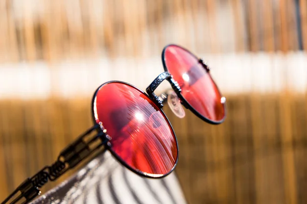 아주 화창 한 날 여름에 밖에서 동그란 렌즈로 사격하는 스팀 크린 선글라스 — 스톡 사진