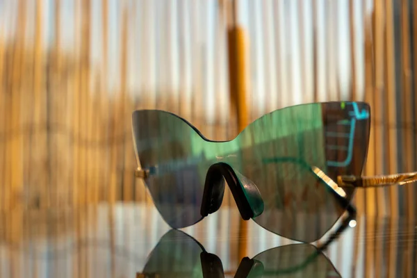 Солнечные очки для дамского футуристического дизайна с голубым объективом. Селективный фокус — стоковое фото