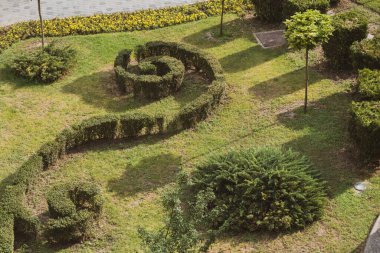 Bir Romen kentinde özel bir çim tasarımı düzenlenmiş bir düzenleme yukarıdan fotoğraflandı. Seçici odak