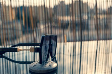 Bambu çitli erkekler için havacı güneş gözlüğü profili. Seçici odak