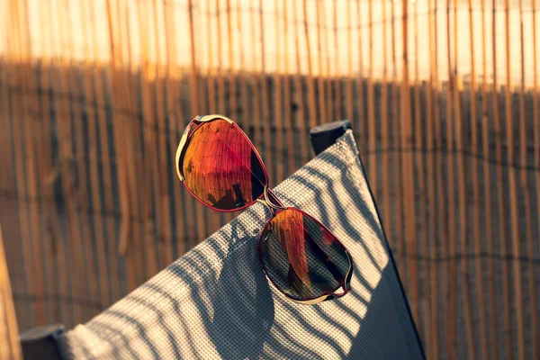여름철에는 큰 둥근 렌즈와 금속 뼈대를 가진 여자들을 위한 선글라스가 태양을 반사 한다. 선택적 인 초점 — 스톡 사진