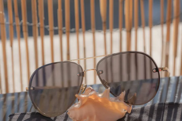 Авіаційна модель сонячних окулярів з великими чорними лінзами для чоловіків, які відбивають сонце в літній день. Вибіркове зосередження — стокове фото