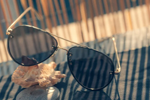 남자들이 여름에 일광욕으로 태양을 반사하는 커다란 검은 렌즈를 가진 비행사 선글라스 모델이다. 선택적 초점 — 스톡 사진