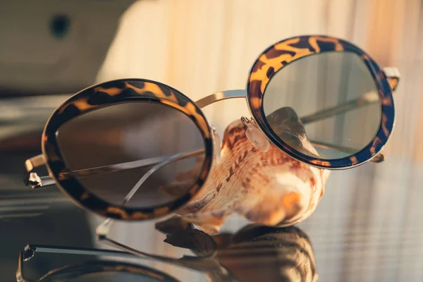Кошачьи очки Специальная модель для дам со специальными дизайнерскими линзами, отражающими солнце. Селективный фокус — стоковое фото