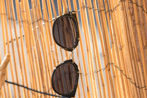 Μαύρο γυαλιά ηλίου κλασικό σχέδιο σε μια ηλιόλουστη μέρα του καλοκαιριού closeup. Επιλογή εστίασης — Φωτογραφία Αρχείου