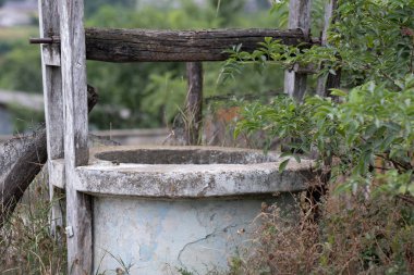 Romanya 'daki bir köyde eski bir çeşme. Seçici odak