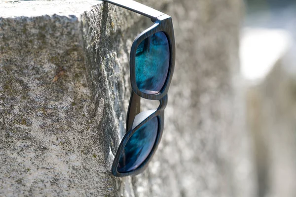 Klasický model slunečních brýlí s modrými čočkami a modrým rámečkem ve slunečném dni detailní záběr. Selektivní zaměření — Stock fotografie