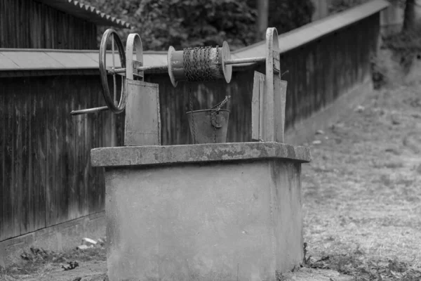 Ancienne fontaine d'eau dans un village de Roumanie. Concentration sélective — Photo