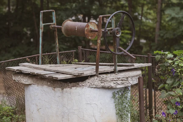 Ancienne fontaine d'eau dans un village de Roumanie. Concentration sélective — Photo