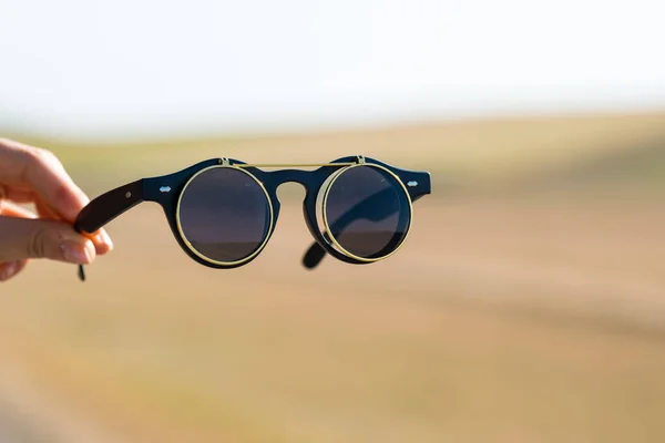 Черные солнцезащитные очки стемпанк с круглыми линзами ретро-модели крупным планом снимают в солнечный день. Селективный фокус — стоковое фото