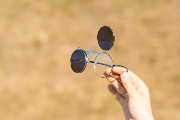 Óculos de sol Steampunk realizada na mão com lentes redondas retro virar modelo close-up atirar em um dia de verão. Foco seletivo — Fotografia de Stock