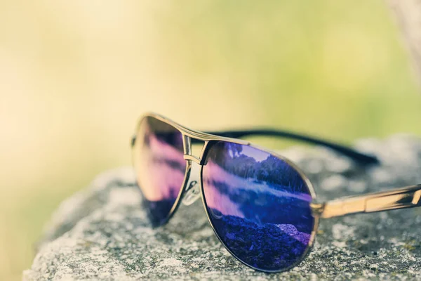 Retro aviator ochelari de soare model cu lentile albastre care reflectă soarele într-o zi de vară de închidere. Focalizare selectivă — Fotografie, imagine de stoc