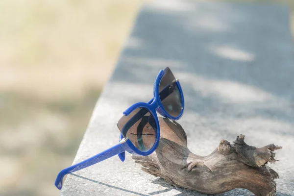 Occhiali da sole Cat Eye modello per le donne con lenti blu in un primo piano giorno d'estate. Focus selettivo — Foto Stock