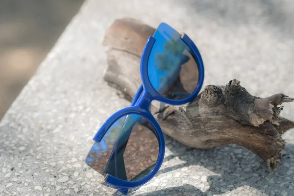 Γάτα γυαλιά ηλίου μοντέλο για κυρίες με μπλε φακούς σε ένα κοντινό πλάνο καλοκαιρινής ημέρας. Επιλεκτική εστίαση — Φωτογραφία Αρχείου