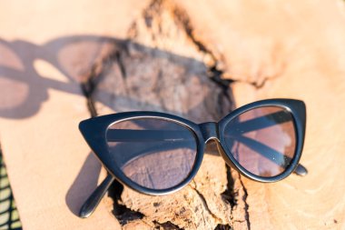 Kedi gözü güneş gözlüğü mankeni çekimi bir yaz günü yakın planda. Seçici odak