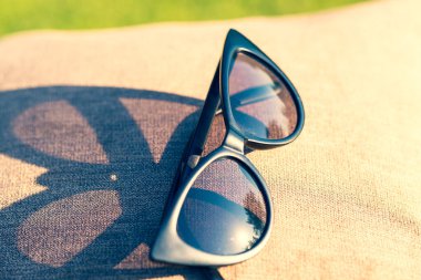 Kedi gözü güneş gözlüğü mankeni çekimi bir yaz günü yakın planda. Seçici odak