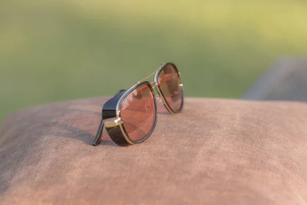 Modelo de gafas de sol retro con lentes rojas que disparan en un primer plano de día de verano. Enfoque selectivo — Foto de Stock
