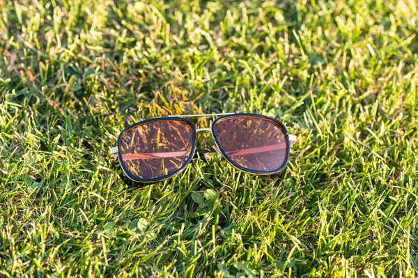 Retro-Sonnenbrille Modell mit roten Gläsern schießen in einem Sommertag in der Natur Nahaufnahme. Selektiver Fokus — Stockfoto